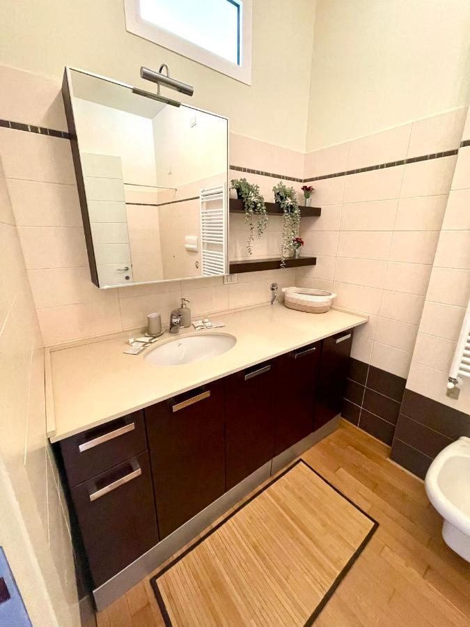 Luxury Four-Room Apartment In Monza Centro - 2 Min Walk To Train Station Exterior photo