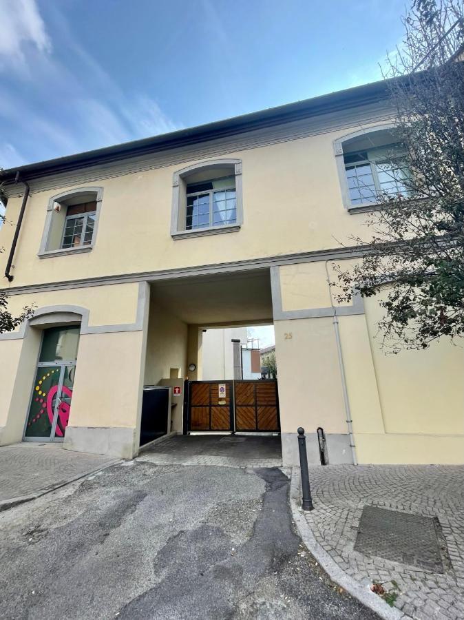 Luxury Four-Room Apartment In Monza Centro - 2 Min Walk To Train Station Exterior photo