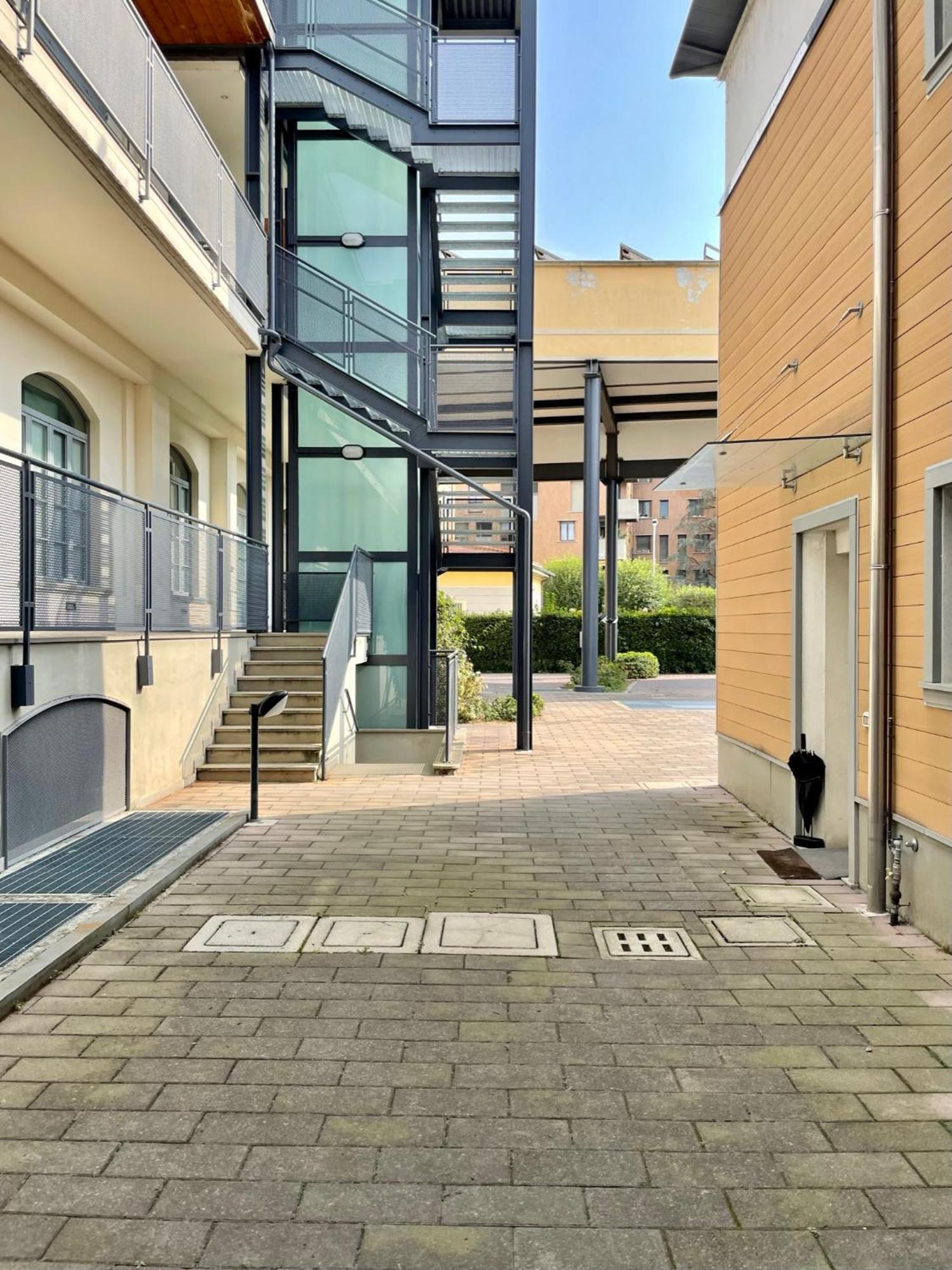 Luxury Four-Room Apartment In Monza Centro - 2 Min Walk To Train Station Exterior photo