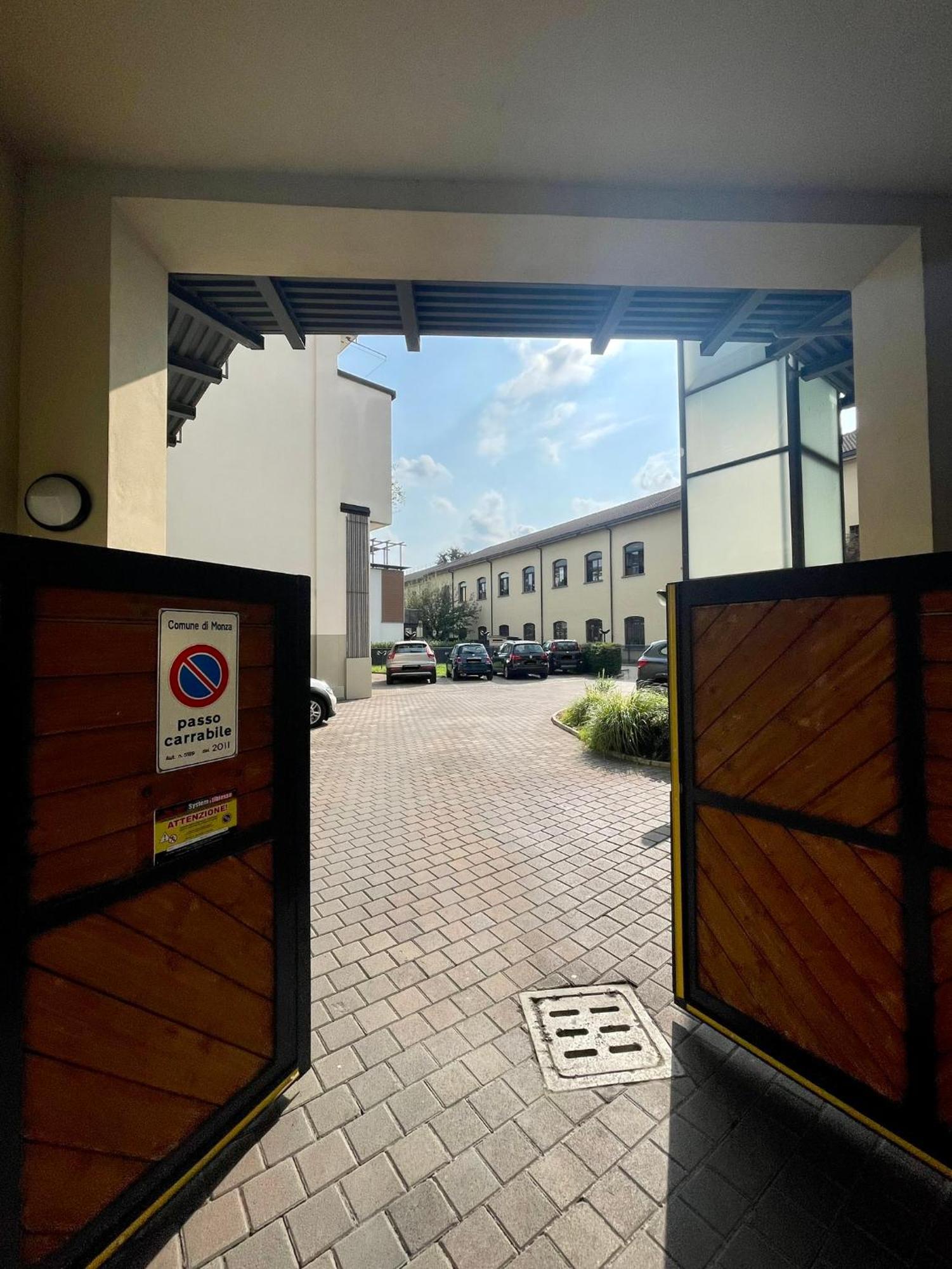 Luxury Four-Room Apartment In Monza Centro - 2 Min Walk To Train Station Exterior photo