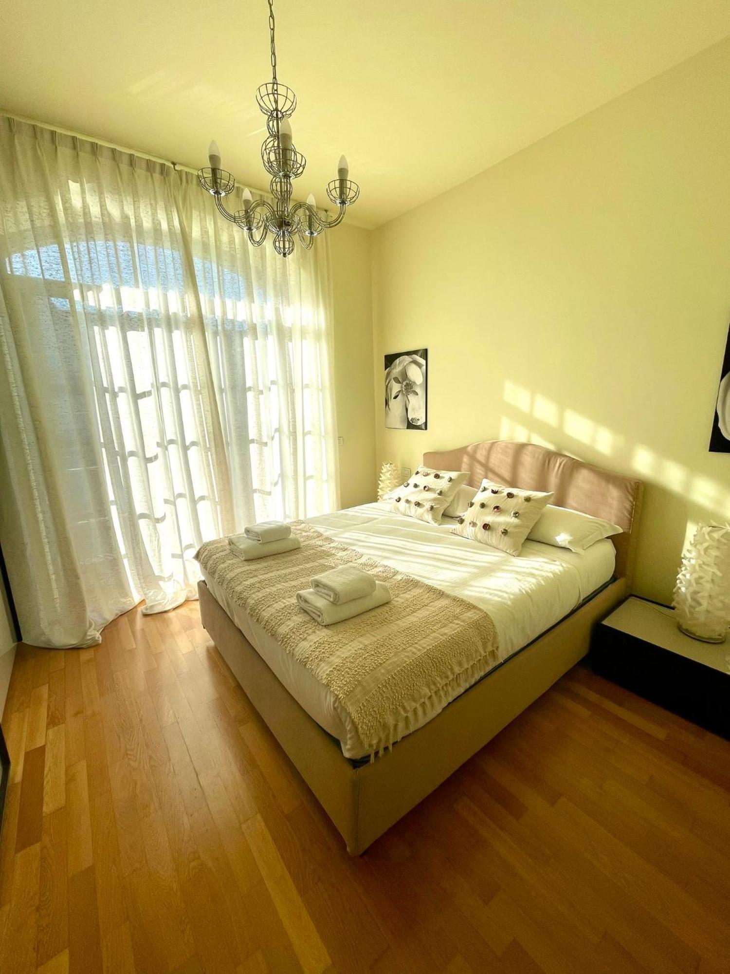 Luxury Four-Room Apartment In Monza Centro - 2 Min Walk To Train Station Exterior photo